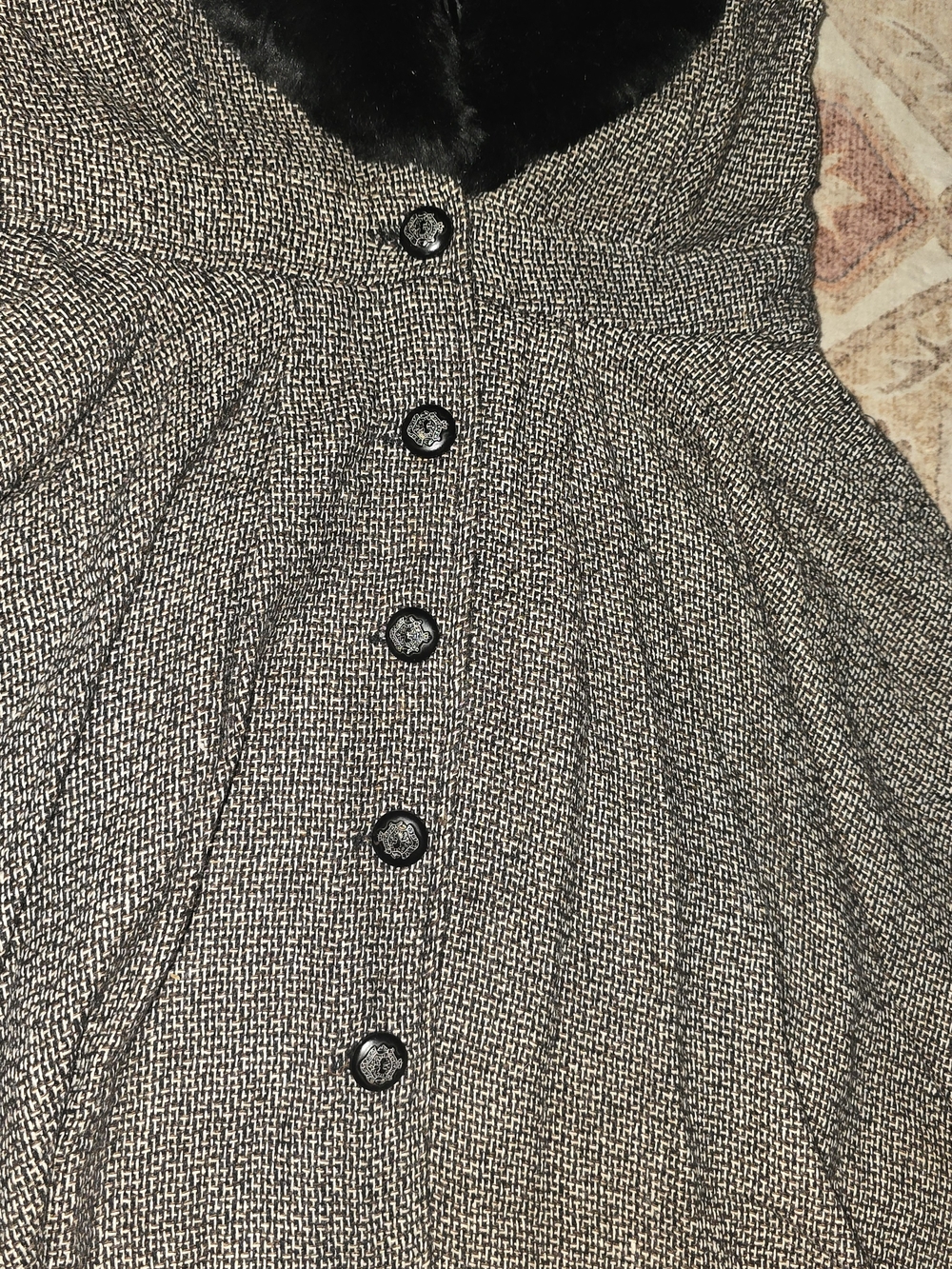 Vintage-Inspired Wool Swing Coat with Black Faux Fur Collar - Picture 4 of 9